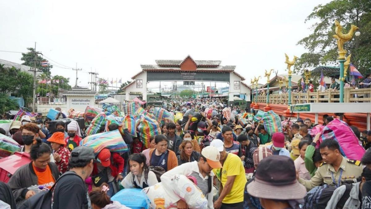 恐慌返鄉潮!10萬柬埔寨人急撤泰國 「家當全搬」人海沒盡頭