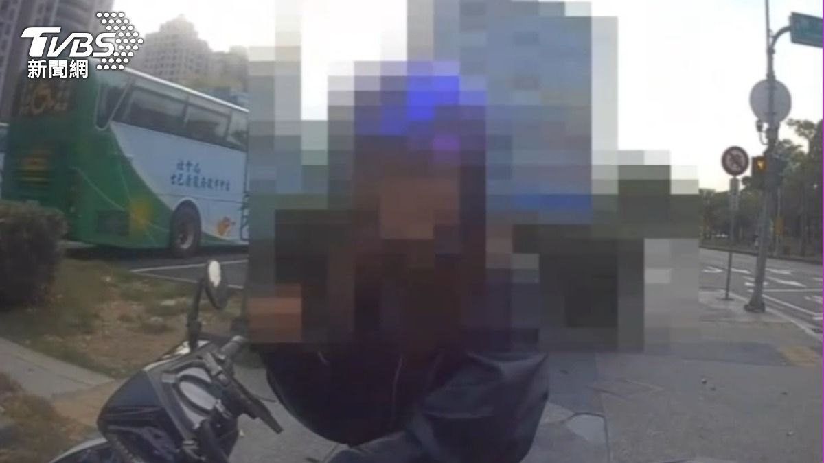 溫女行經向上路與惠文路口時,因為行車不穩搖搖晃晃,被第四分局大墩派出所警方注意。(圖/TVBS)