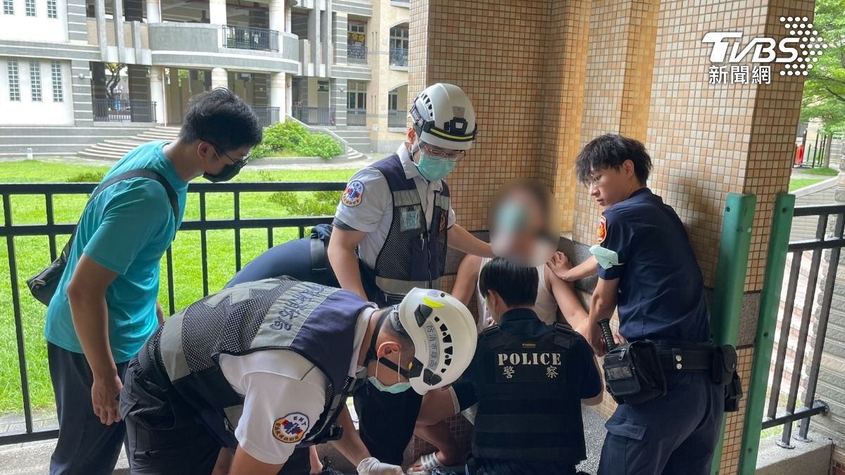 高雄通緝犯偷單車拒檢逃進國小　美工刀割頸「白汗衫秒染紅」