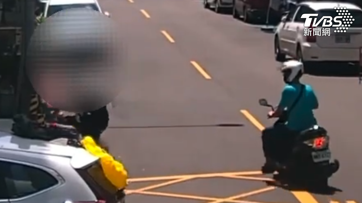 王嫌狂踩腳踏車試圖甩掉警方。(圖/TVBS)