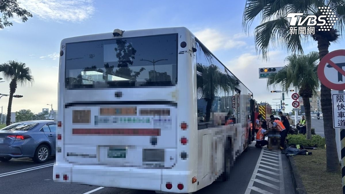 高雄公車停快車道未熄火 民眾察看發現56歲司機駕駛座上猝死