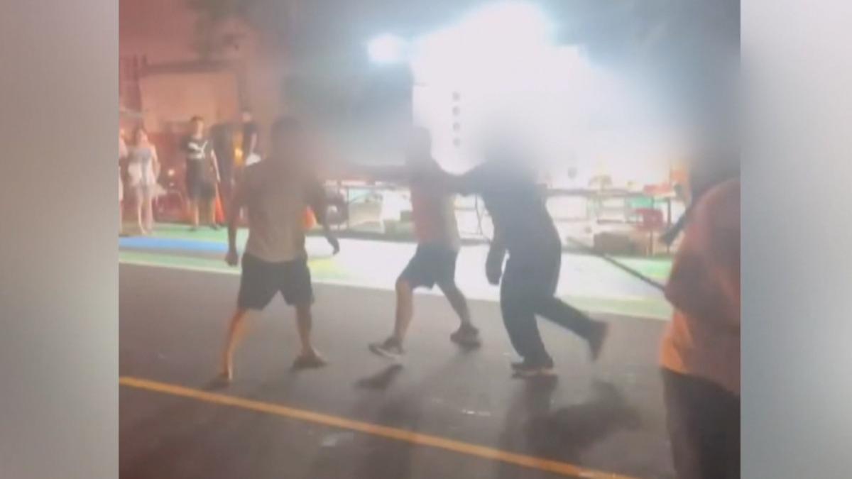 墾丁大街上互毆!2男「重拳狂打」攤販,過程變「打自己人」。(圖/翻攝_Threads:girlfriend_20050511)