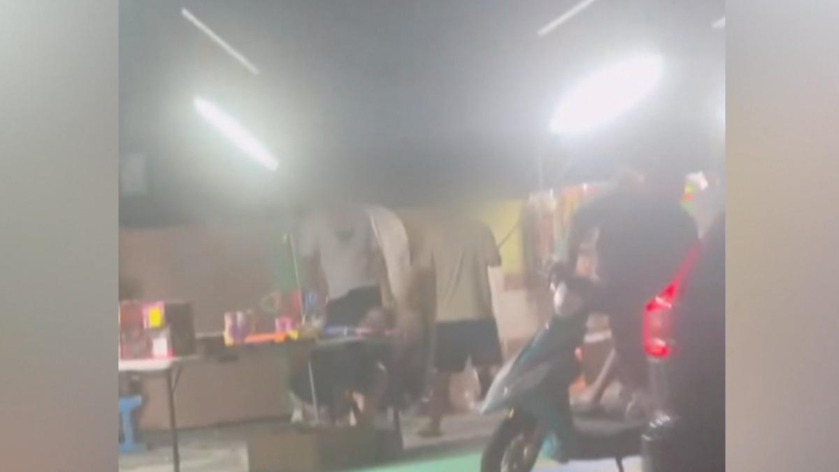 兩名男子不滿一名攤販,曾到友人菸酒行嗆聲,要來討個說法,雙方一言不合爆肢體衝突。(圖/翻攝_Threads:girlfriend_20050511)