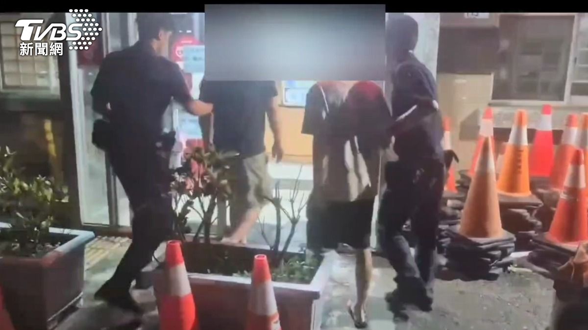 墾丁大街上出現三名男子街頭互毆,警方到場立即將涉案人士制止並且帶回派出所。(圖/TVBS)