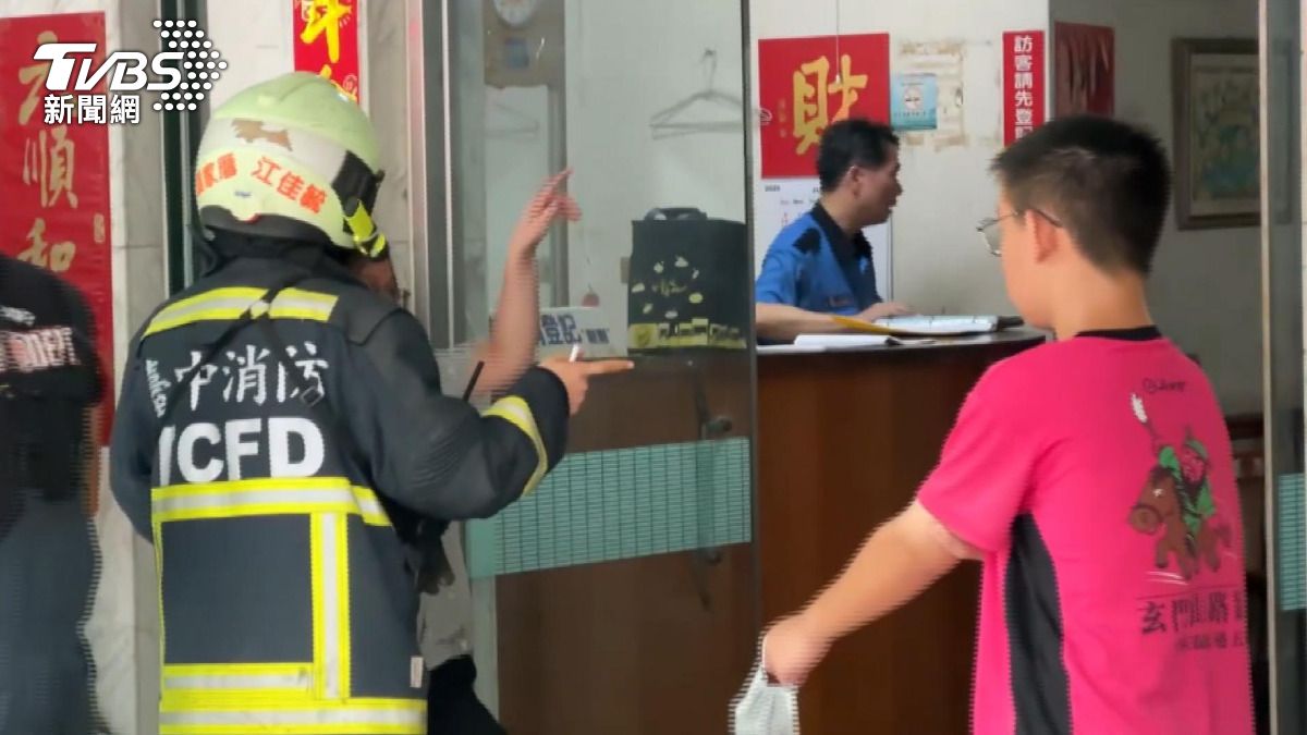 台中社區火警濃煙竄 疑二樓煮水釀災。(圖/TVBS)