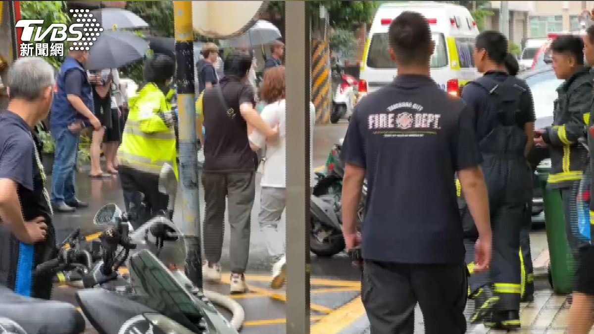 所幸消防人員及時趕到,成功救出樓上6名受困住戶,並將嗆傷的民眾送醫治療。(圖/TVBS)