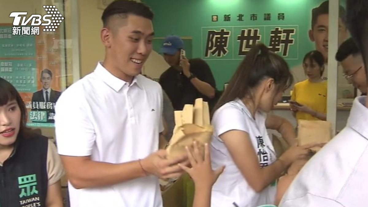 新北市議員陳世軒,發200份雞排慶祝罷免0勝。(圖/TVBS)