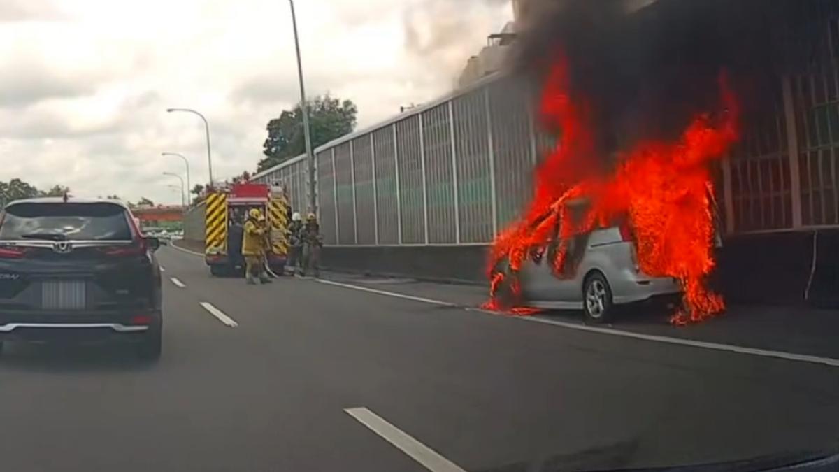 國道火燒車變一團火球!「車子溫度過高」4人急停路肩逃生。(圖/翻攝_threads_junwei_0826)