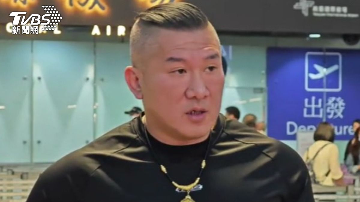 網紅館長27日出發去澳門洽公，不過出發前，一度有民眾咆哮抗議。（圖／TVBS）