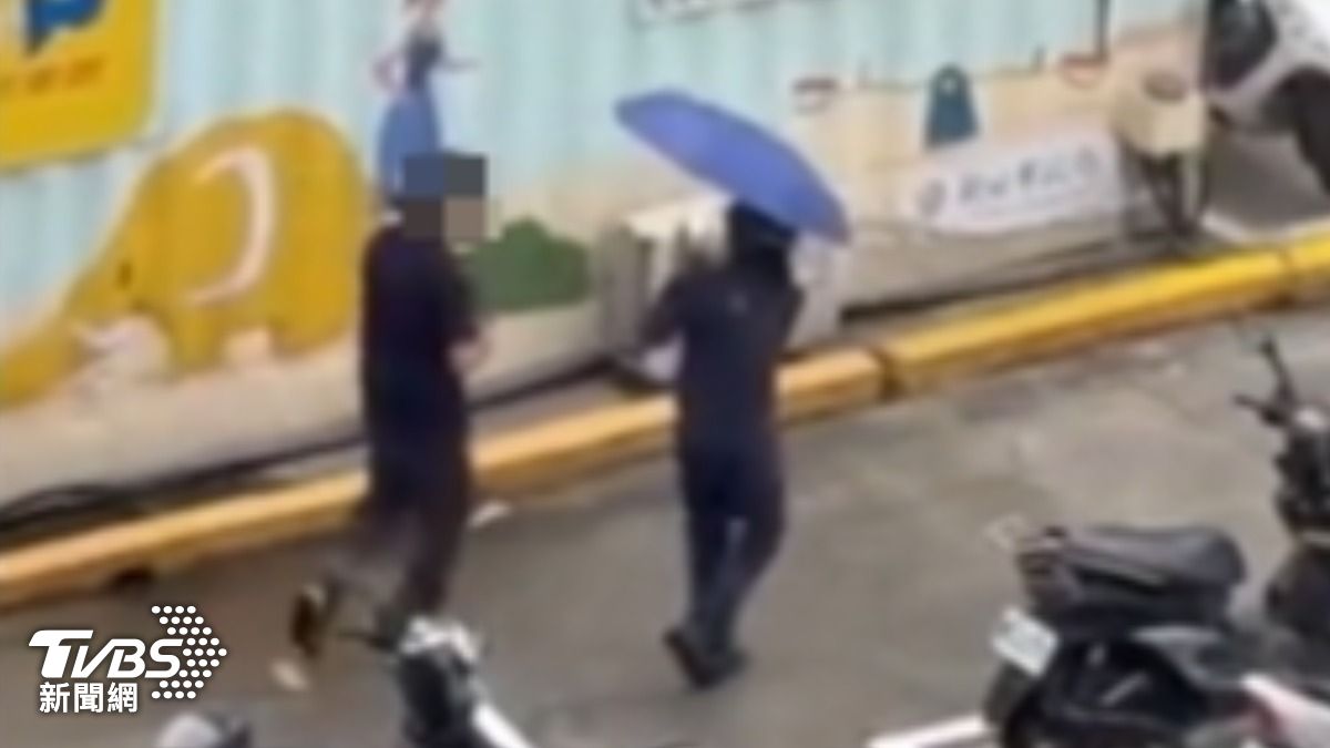 三重男出現停車場 緊跟附近住戶狂拍臉。(圖/附近住戶提供)