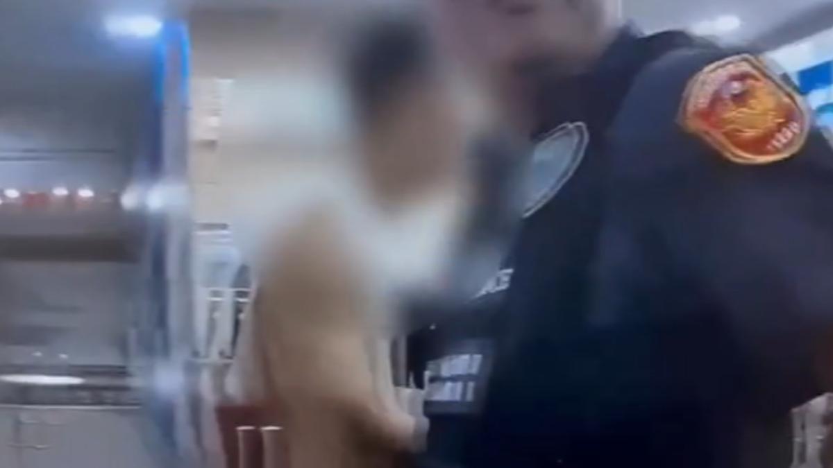 「泳褲男」搭台鐵遭攔,錯過火車竟怒嗆站務員。(圖/警方提供)
