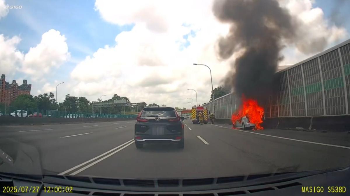 銀色休旅車,停靠國道路肩,車頭竄出火舌,火煙越來越大,整輛休旅車已經變成一團火球。(圖/翻攝_threads_junwei_0826)