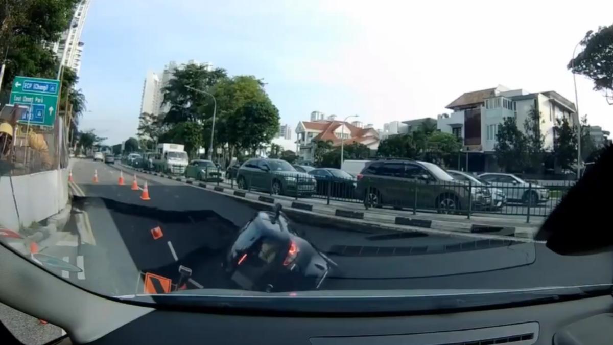 她開到一半路面突坍塌!連人帶車5秒內墜坑 驚險畫面曝