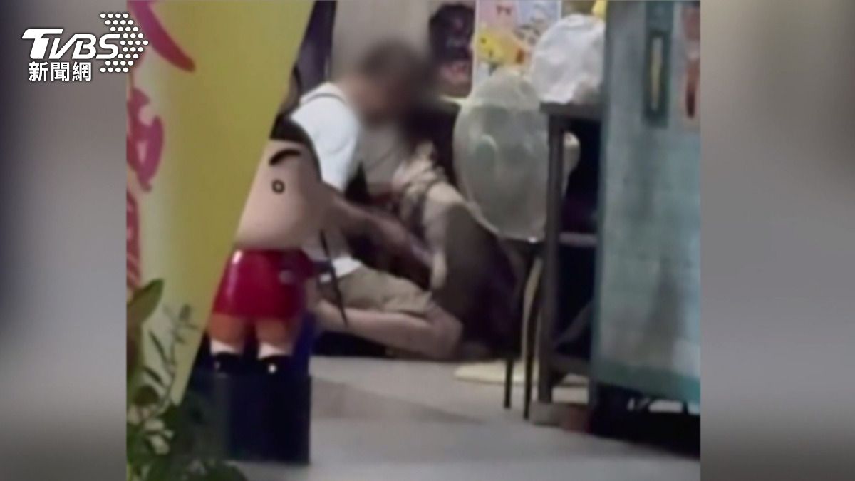 「怕牠被車撞」台中雞排店長打愛犬 畫面曝光引網友眾怒。(圖/翻攝threads eqd_26)