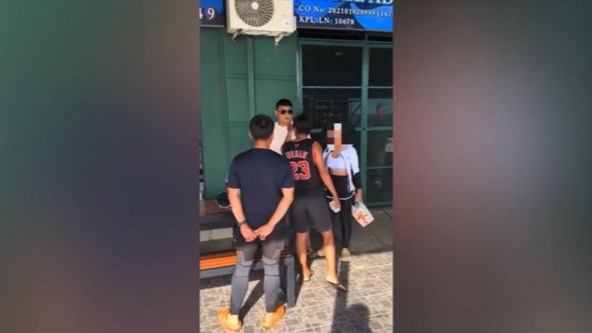 馬來西亞教練不滿遭氣瓶砸到腳，怒打台潛水客巴掌。（圖／翻攝爆潛公社）
