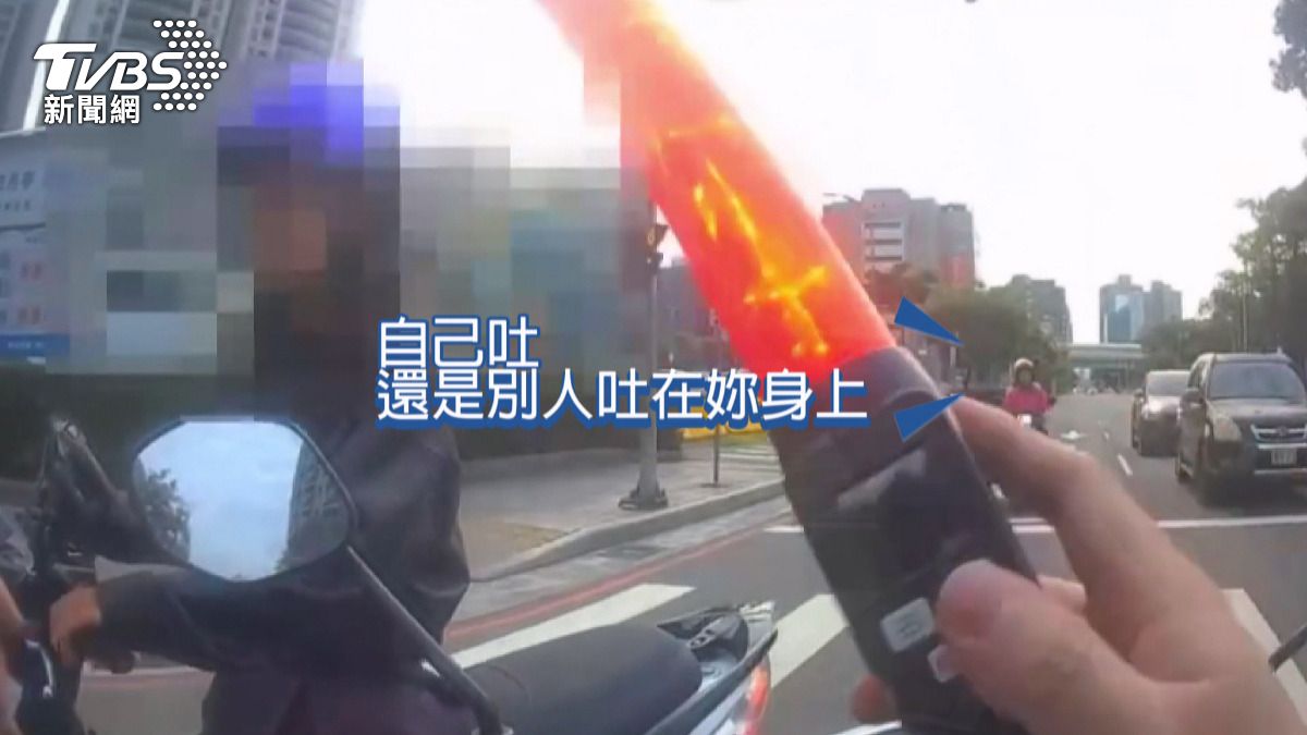 21歲女夜店嗨玩！衣沾嘔吐物　遭警攔查。(圖／警方提供)