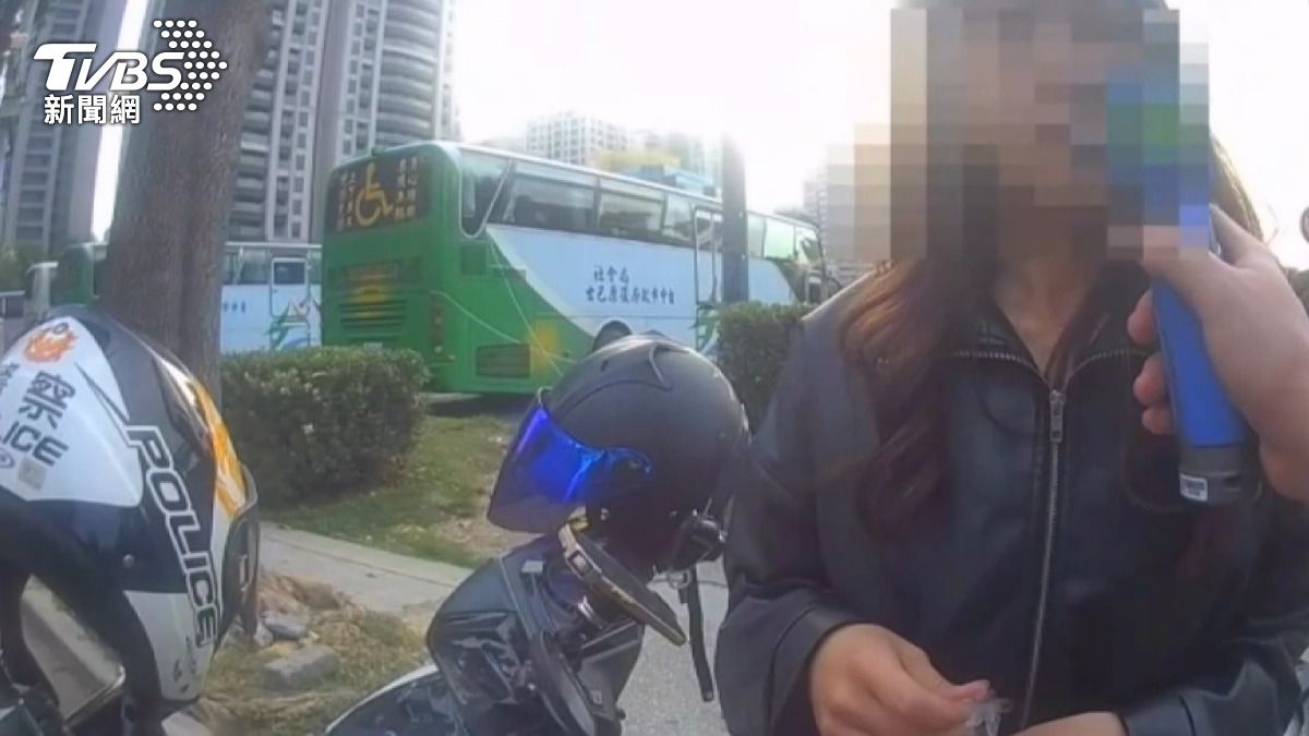 警方要求進行酒測，並提醒她注意安全及正確吹氣的方式。(圖／警方提供)
