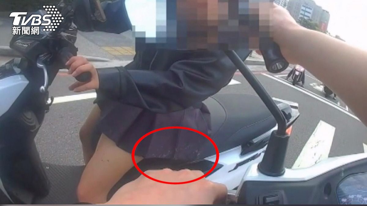 這名女子因行車搖晃、神情恍惚，且衣物沾有嘔吐物。(圖／警方提供)