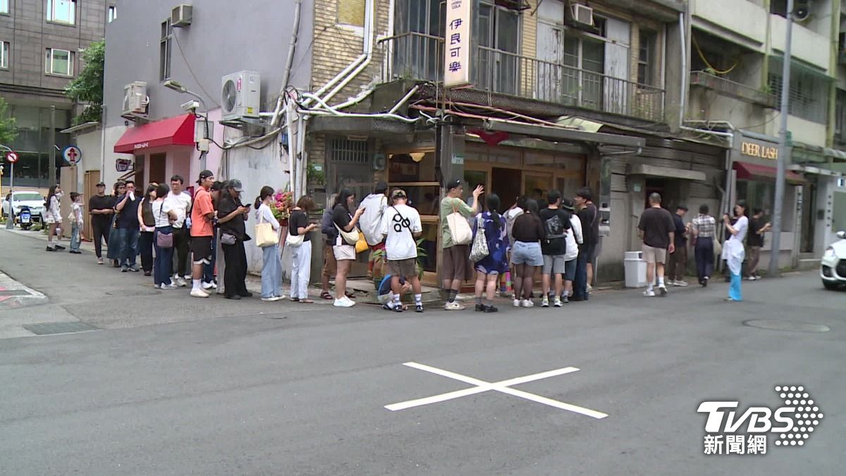 東京手工可樂登台!試營運首日民眾排爆。(圖/TVBS)