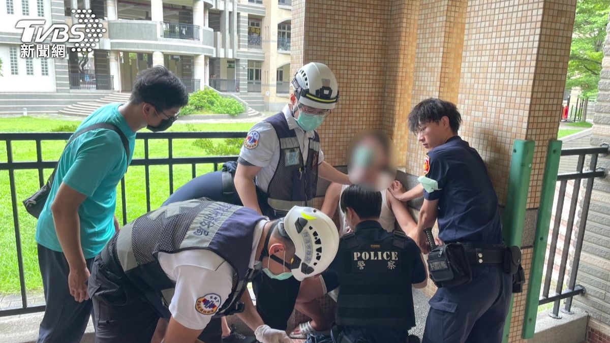 通緝犯落網竟劃喉自殘!闖國小校園「血濺胸前」制伏畫面曝。(圖/警方提供)