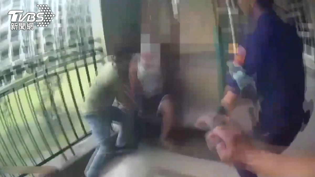 三至四名員警衝上前合力制伏王姓男子。(圖/警方提供)