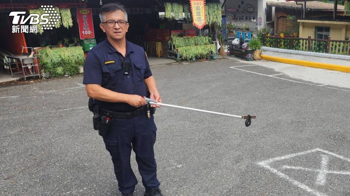 警方獲報立即前往現場協助捕捉眼鏡蛇。（圖／TVBS）