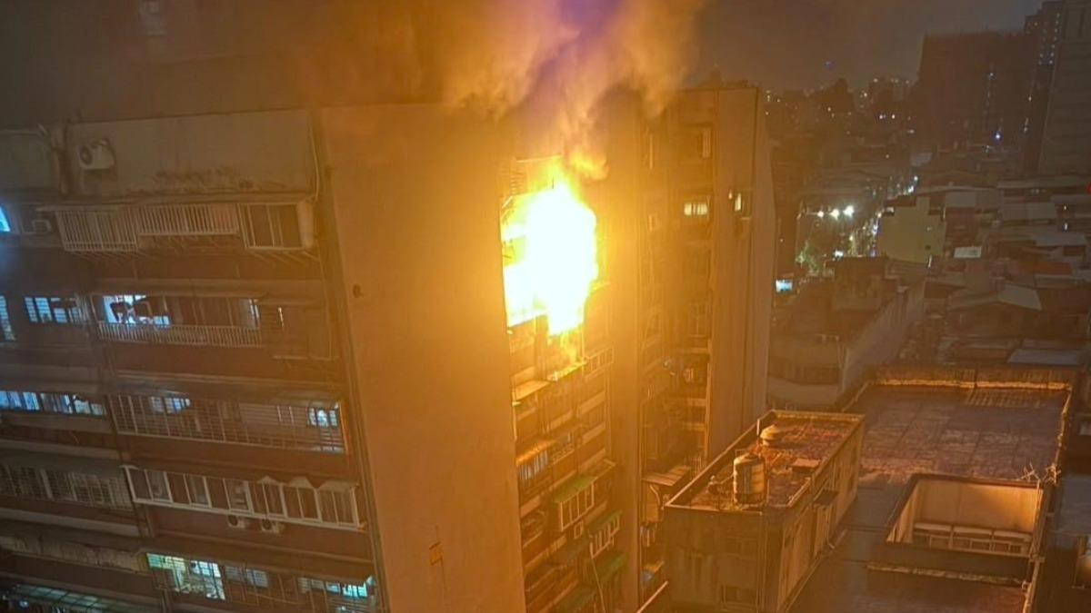 快訊/北市南京西路高樓火警 12樓狂竄濃煙、火舌