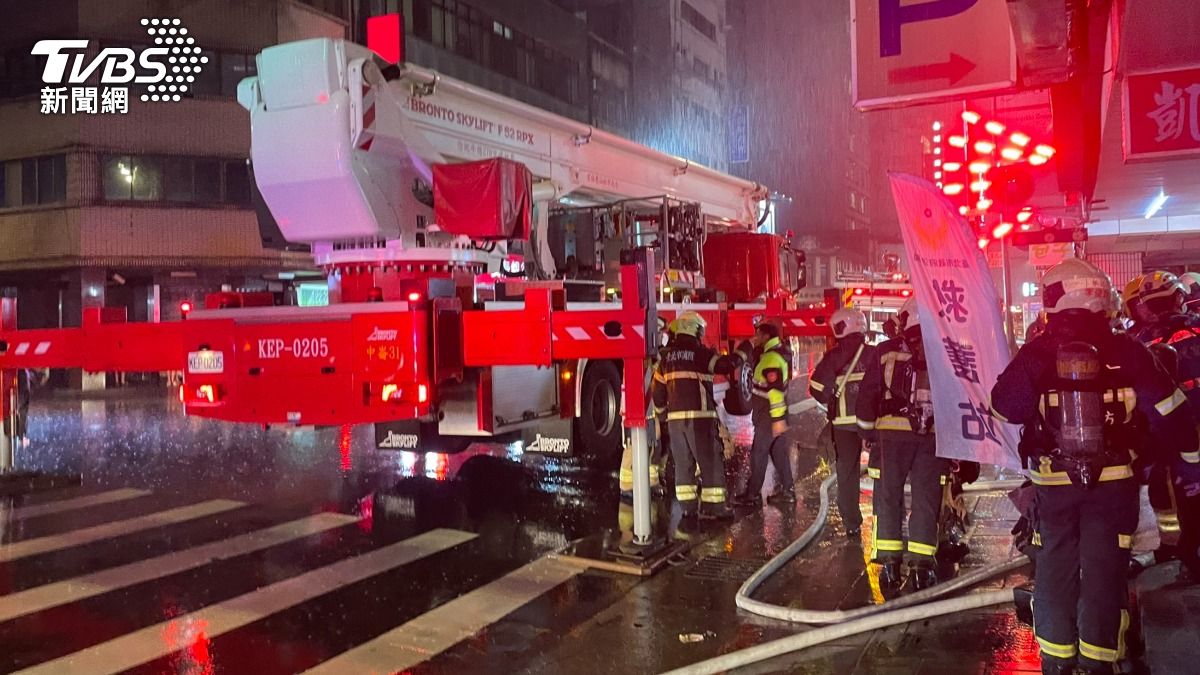 南京西路大樓火警 12樓竄出火舌 8人嗆傷、1男涉縱火被逮