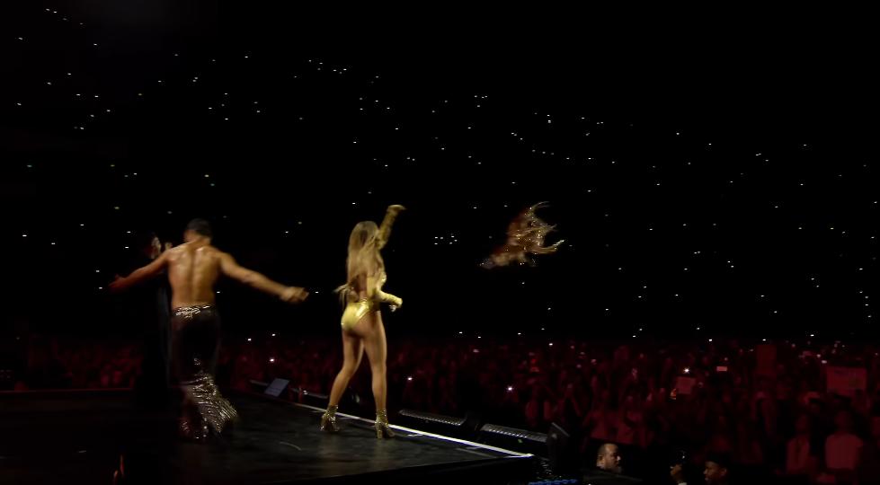 珍妮佛羅培茲直接把裙子送給台下觀眾。(圖/翻攝自Jennifer Lopez YT)