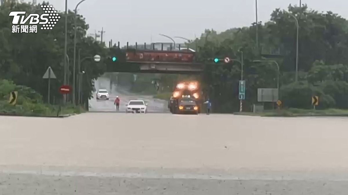 致災豪雨狂灌嘉義近萬戶停電 台電急搶修:2071戶待復電