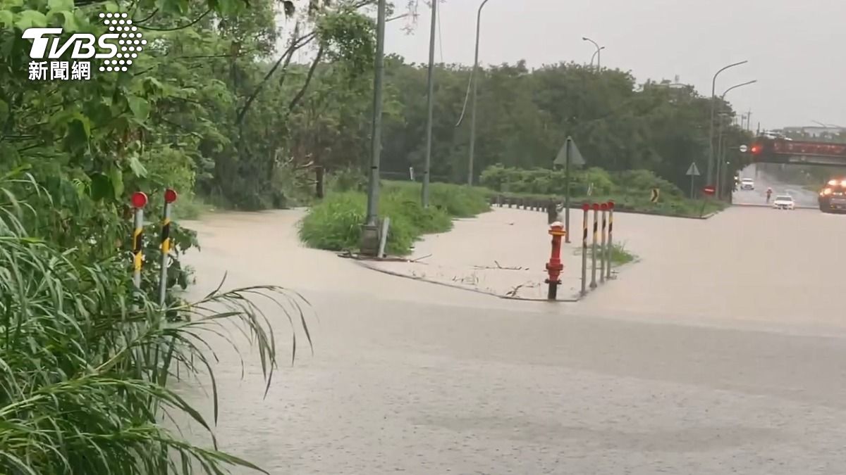 82線中和交流道東西向淹水封閉。(圖/TVBS)