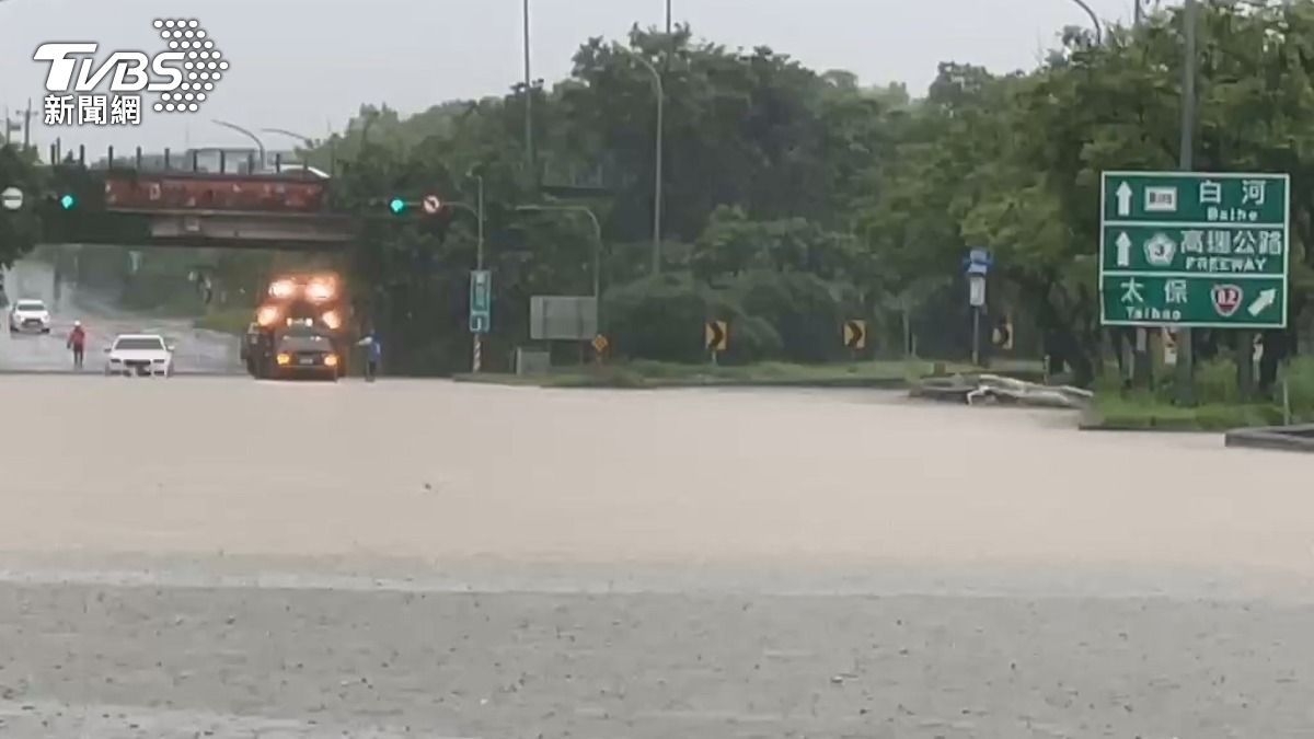 嘉義大雨積淹水。(圖/TVBS)