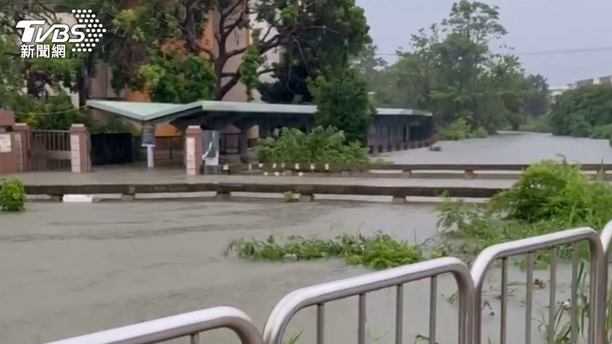 嘉義東石積淹水。(圖/TVBS)