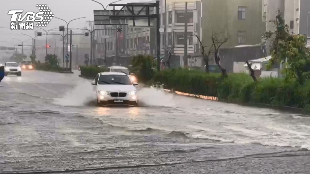 嘉義朴子市道路淹水。(圖/TVBS)