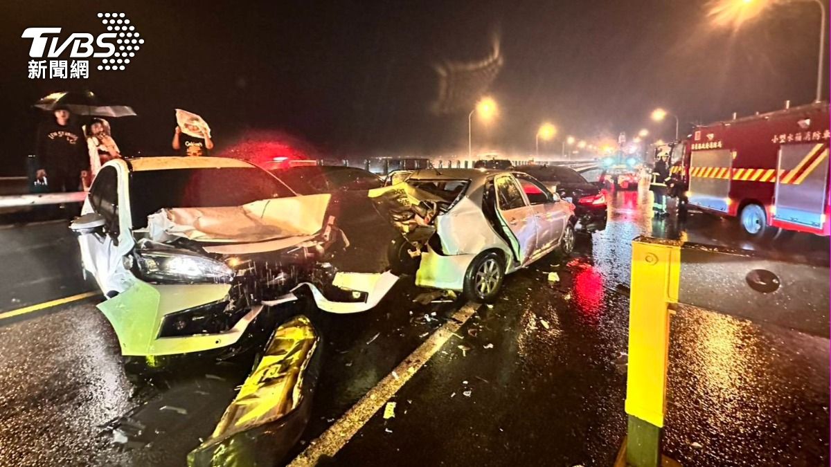 雨夜駕車奪命!國道1號9車撞一團 孩童受困、51歲婦不治