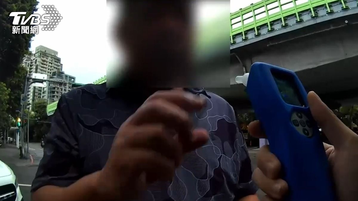 秦男酒測值超標,當場被警方逮捕。(圖/TVBS)