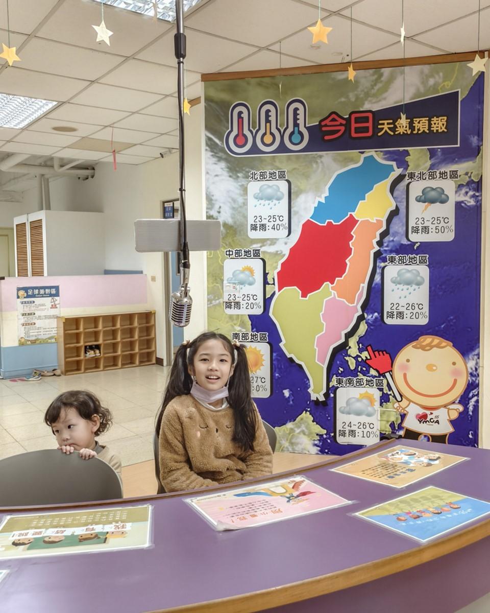 「小記者播報台」可以體驗一下播報新聞的模樣。(圖/「柯蘿依Chloe」提供)