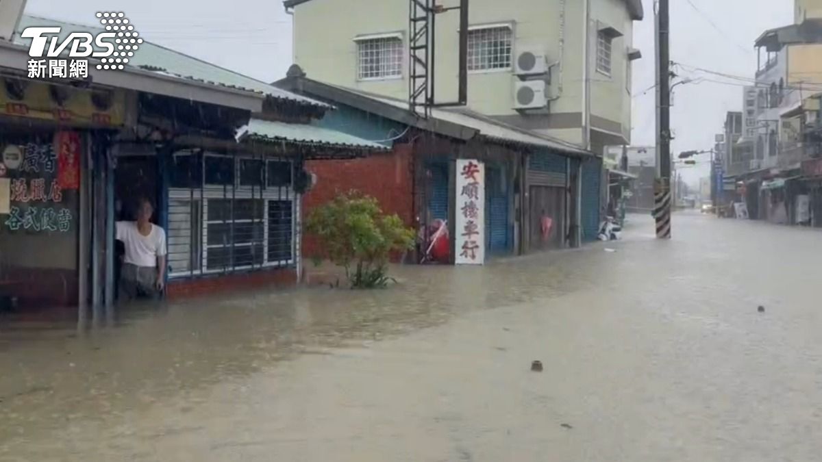 快訊/雨炸台南!後壁「水深及腰」 消防急救8旬婦