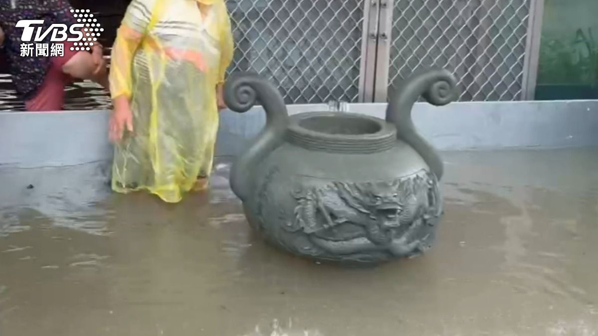 豪雨轟炸台南，後壁菁寮地區嚴重淹水。（圖／TVBS）