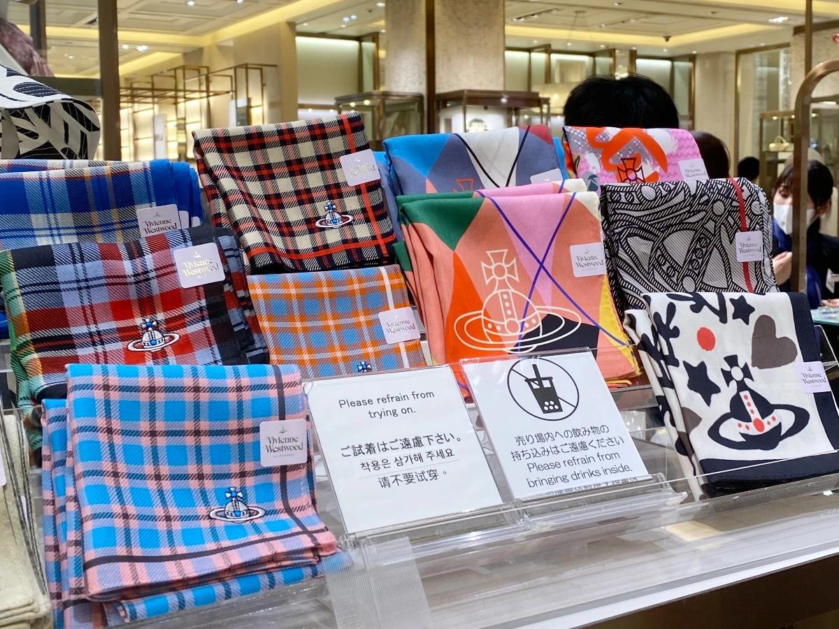 現場購買時無法試戴或試綁,記得溫柔對待這些美麗的手帕。(圖/女大編輯部)
