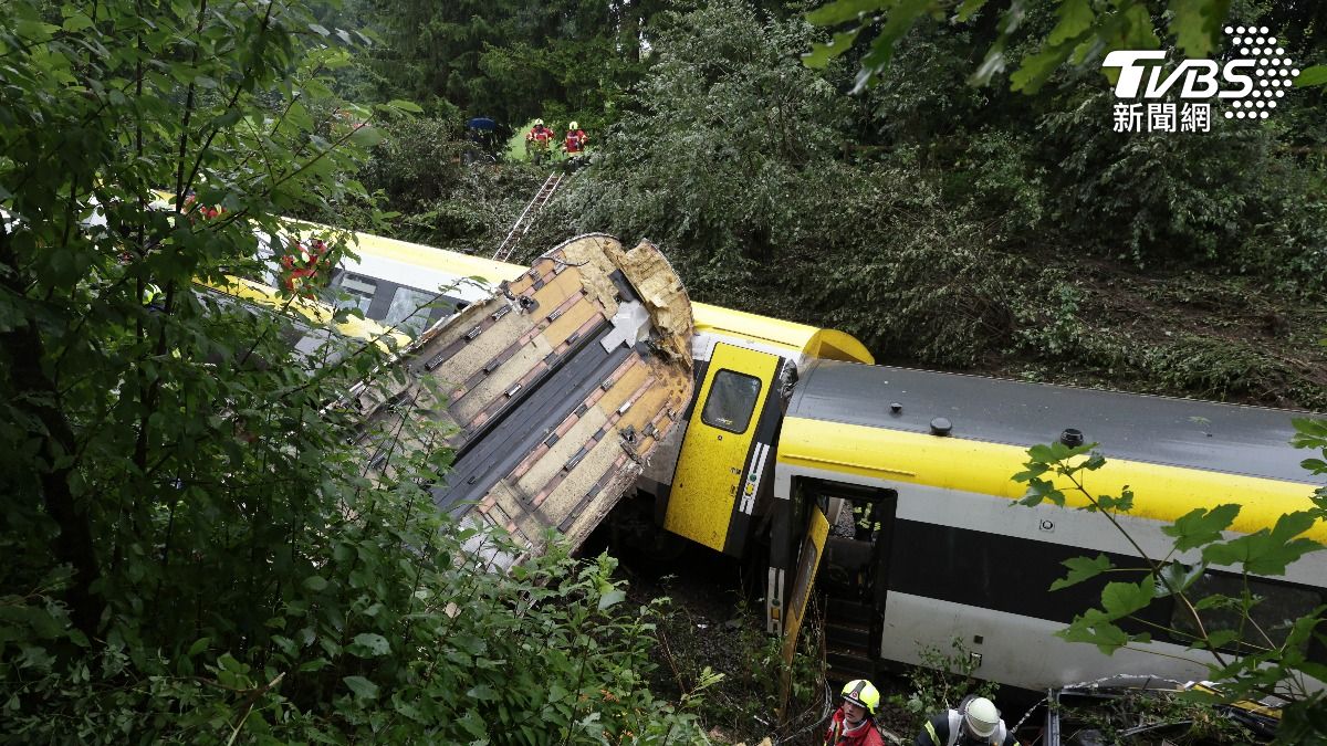 事故造成2節車廂翻覆,初步報告指出,至少3人死亡、約50人受傷。(圖/達志影像美聯社)
