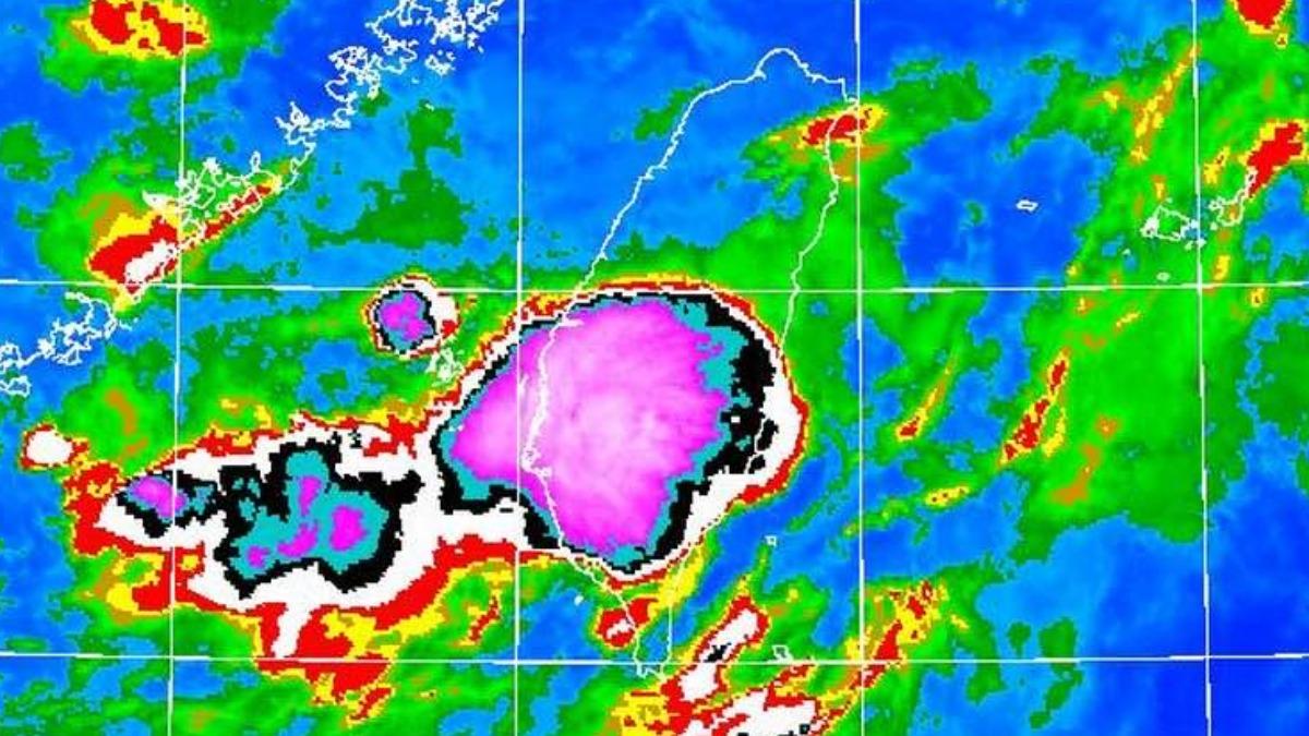 雨彈開炸中南部「一大坨紫色」　鄭明典憂：一定會有人需要幫忙