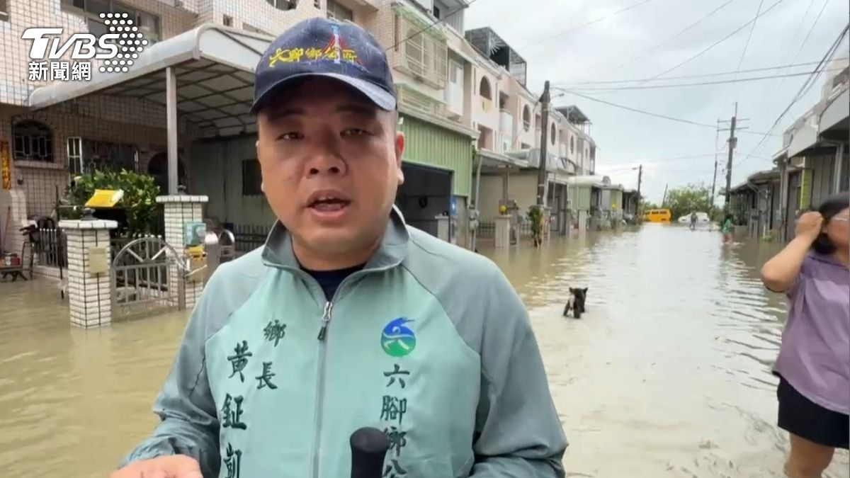 鄉長受訪影片有看到,小狗緩步走過淹水道路。(圖/TVBS)