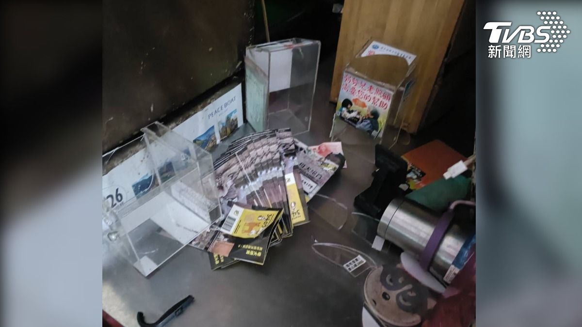 店家的捐款箱被竊三千餘元,電捲門也被破壞,大嘆「維修也是一筆負擔啊」。(圖/TVBS)