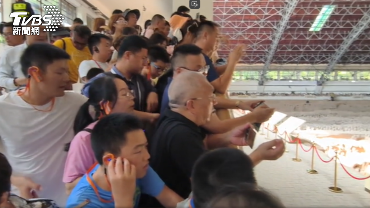 儘管開冷氣,秦始皇帝陵博物院館內人擠人,溫度在27至30度之間。(圖/TVBS)