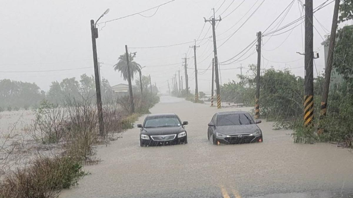 嘉義豪雨!立委考察也遭殃 水淹超過半個輪胎「拋錨路中央」