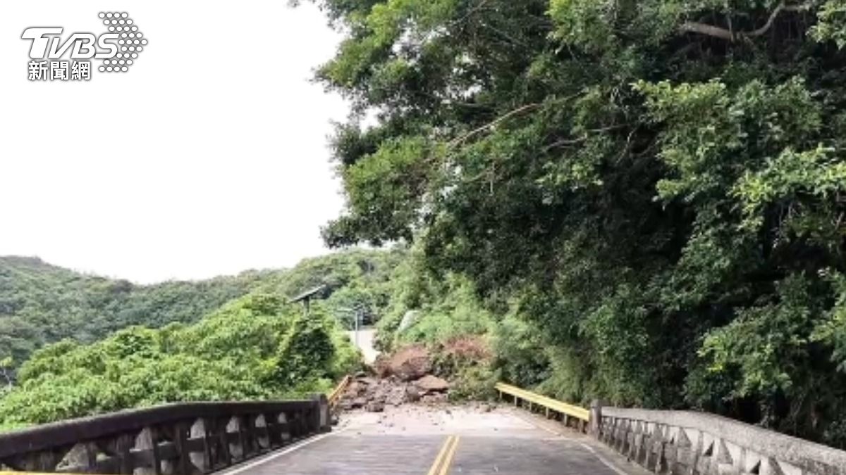 豪雨炸綠島!環島公路東90線「大量土石崩落」 今恢復通車