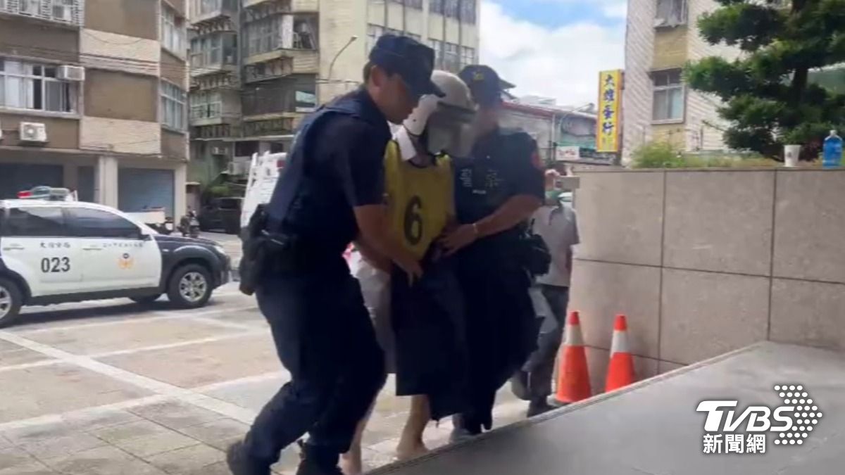 疑為錢與前妻爭執!男縱火燒棉被,8鄰居送醫。(圖/TVBS)