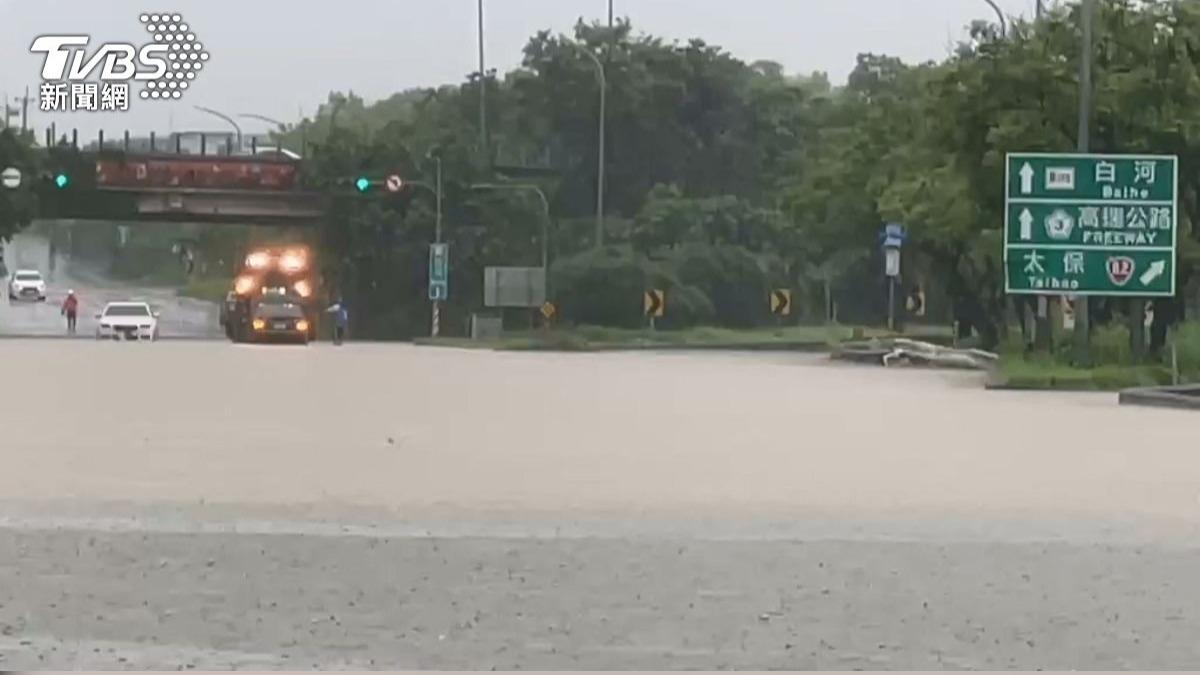 嘉義地區今天上午發生嚴重淹水情形。（圖／TVBS）