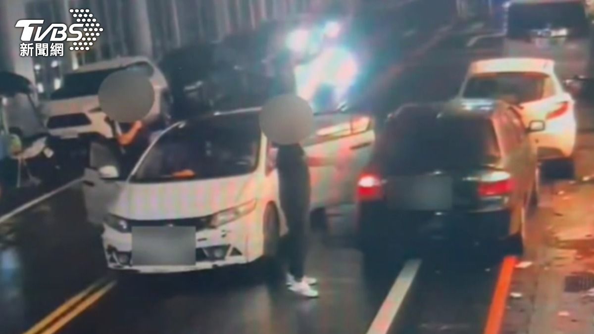 黑衣男搭車到KTV開槍洩憤。(圖/TVBS)